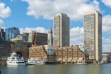 Boston Limanı manzarası, Gümrük Dairesi, Rowes Wharf ve modern Financial District silueti, Boston şehri, Massachusetts MA, ABD. 