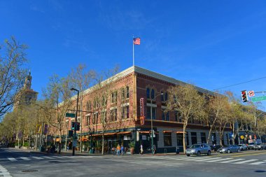San Jose şehir merkezi manzarası. San Fernando Caddesi ve 1. Cadde 'nin kesiştiği yerdeki tarihi ticari bina, San Jose, California CA, ABD.