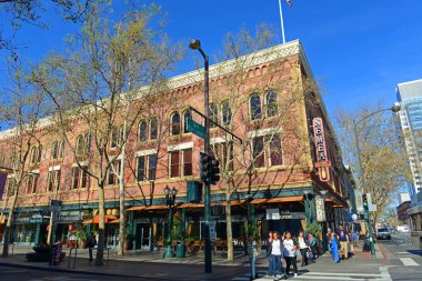 San Jose şehir merkezi manzarası. San Fernando Caddesi ve 1. Cadde 'nin kesiştiği yerdeki tarihi ticari bina, San Jose, California CA, ABD.