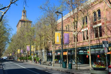 San Fernando Caddesi yakınlarındaki 1. caddede İtalya Rönesans Diriliş Bankası ile tarihi ticari bina, San Jose, California CA, ABD.