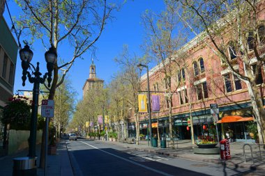 San Fernando Caddesi yakınlarındaki 1. caddede İtalya Rönesans Diriliş Bankası ile tarihi ticari bina, San Jose, California CA, ABD.