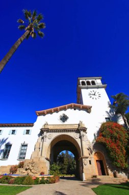 Santa Barbara İlçesi Adliyesi, 1929 yılında tamamlanan İspanyol Koloni tarzı Diriliş binasıdır. Bina, Santa Barbara, Kaliforniya CA 'nın tarihi şehir merkezinde 1100 Anacapa Caddesi' nde bulunmaktadır..