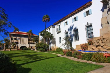 Santa Barbara İlçesi Adliyesi, 1929 yılında tamamlanan İspanyol Koloni tarzı Diriliş binasıdır. Bina, Santa Barbara, Kaliforniya CA 'nın tarihi şehir merkezinde 1100 Anacapa Caddesi' nde bulunmaktadır..