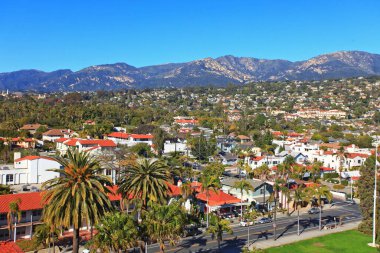 Santa Barbara 'nın tarihi şehir merkezinin arka planında Santa Ynez Dağları var. Santa Barbara Adliyesi saat kulesinin tepesinden, Kaliforniya CA, ABD. 