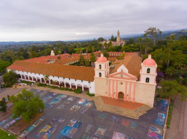 Santa Barbara 'nın Santa Barbara şehrindeki 2201 Laguna Sokağı' ndaki eski misyoner Santa Barbara hava görüntüsü. Bu görev 1820 'de İspanyol Koloni tarzıyla inşa edildi.. 