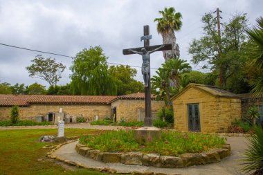 Old Mission Santa Barbara, 1820 yılında Santa Barbara, Kaliforniya 'da bulunan 2201 Laguna Caddesi' nde inşa edilen İspanyol Koloni tarzı bir misyondur.. 