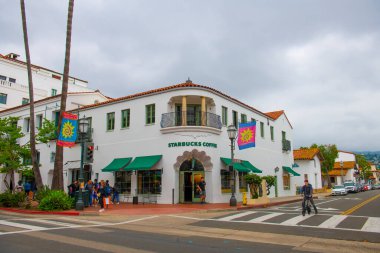 Starbucks. Santa Barbara, Kaliforniya 'nın merkezindeki 5 E De La Guerra Caddesi ve State Caddesi' ndeki antik İspanyol Koloni tarzı bir binada kahve.. 