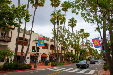 Santa Barbara, Kaliforniya 'nın merkezindeki 916 State Caddesi' ndeki İspanyol Koloni tarzı bir binada Metropolitan Fiesta Five Theatre, ABD. 