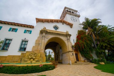 Santa Barbara İlçesi Adliyesi, 1929 yılında tamamlanan İspanyol Koloni tarzı Diriliş binasıdır. Bina, Santa Barbara, Kaliforniya CA 'nın tarihi şehir merkezinde 1100 Anacapa Caddesi' nde bulunmaktadır..