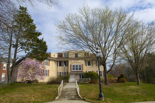 Kurátorok Háza Tavasszal Middlesex Közösségi Főiskolán Bedford Városában Massachusetts Usa — Stock Fotó
