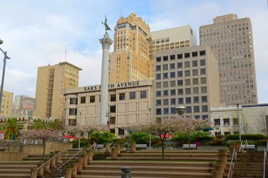 Dewey Anıtı, Union Square, San Francisco şehir merkezindeki Zafer Tanrıçası heykeli, Kaliforniya CA, ABD. Meydanın etrafı mağazalarla çevrili.. 