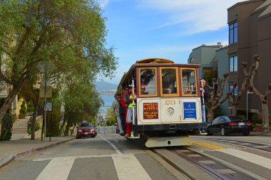 Hyde Caddesi 'ndeki Antika Kablo Araba Powell Hyde Hattı. Alcatraz Adası arka planda San Francisco, Kaliforniya CA, ABD.
