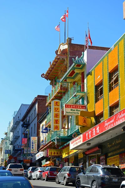カリフォルニア州サンフランシスコの歴史的なチャイナタウンにあるグラント アベニュー近くの834ワシントン通りにあるアンティーク中国風の商業ビル米国 — ストック写真