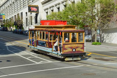 California Caddesi 'nde, Powell Caddesi' nde, San Francisco, Kaliforniya 'da bulunan tarihi kablolu araba hattı..