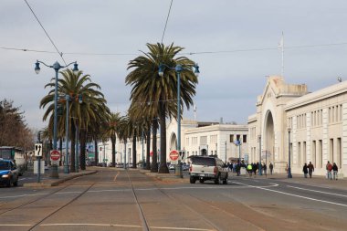 Sağdaki Embarcadero ve Ferry Binası San Francisco, California CA, ABD 'nin şehir merkezinde.. 