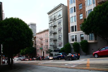 Powell Caddesi 'ndeki tarihi binalar San Francisco, Kaliforniya' daki Bush Caddesi yakınlarındaki büyük yamaçlara sahipler.. 