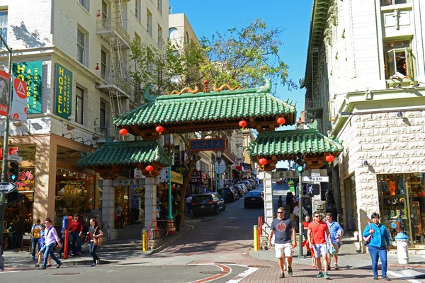 美国加利福尼亚州旧金山的唐人街 位于美国历史上著名的唐人街 格兰特大道上的唐人街龙门路 — 图库照片