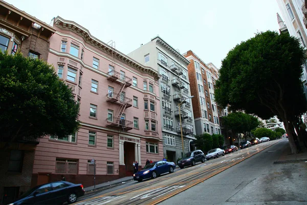 美国加利福尼亚州旧金山市布什街附近的鲍威尔街上有大片斜坡的历史建筑 — 图库照片