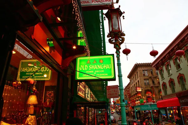 旧上海レストランは カリフォルニア州サンフランシスコの歴史的なチャイナタウンにあるサクラメント通り近くの645グラント通りにあります — ストック写真