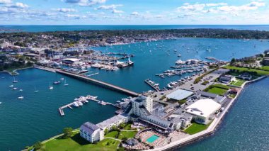 Keçi Adası 'nın havadan görünüşü, Keçi Adası Marina ve Narragansett Körfezi' ndeki Keçi Adası Deniz Feneri, Newport, Rhode Island RI, ABD. 