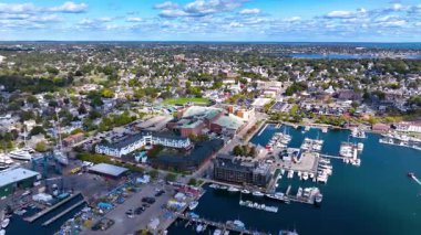 Newport sahili havacılık manzarası, Narragansett Körfezi Newport, Rhode Island RI, ABD 'deki Newport Limanı' ndaki Washington Caddesi Evangelist Kilisesi de dahil olmak üzere.. 