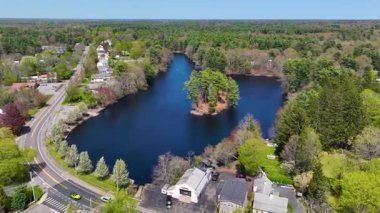 Johnson Pond 'un Forge Nehri üzerindeki hava manzarası ilkbaharda Raynham, Bristol County, Massachusetts MA, ABD' nin tarihi merkezinde.. 