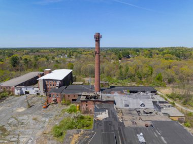 Whittenton Mills Kompleksi, Bristol County, Massachusetts MA, ABD 'deki Taunton şehrindeki Mill River' da hava manzaralı bir bina.. 