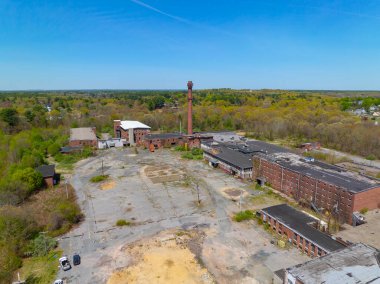 Whittenton Mills Kompleksi, Bristol County, Massachusetts MA, ABD 'deki Taunton şehrindeki Mill River' da hava manzaralı bir bina.. 