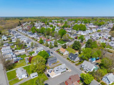 Taunton şehrinin kuzeyinde, Bristol County, Massachusetts MA, ABD 'de bulunan Bay Street' te tarihi yerleşim yerleri manzaralı.. 