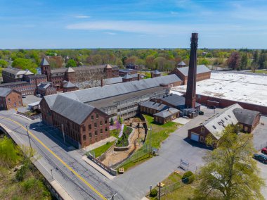 Barton Mills Kompleksi, Bristol County, Massachusetts MA, ABD 'deki Taunton şehrindeki Mill River' da hava manzaralı bir bina.. 