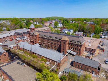 Barton Mills Kompleksi, Bristol County, Massachusetts MA, ABD 'deki Taunton şehrindeki Mill River' da hava manzaralı bir bina.. 