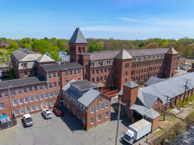 Barton Mills Kompleksi, Bristol County, Massachusetts MA, ABD 'deki Taunton şehrindeki Mill River' da hava manzaralı bir bina.. 