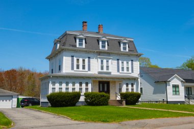 Bristol County, Massachusetts MA, ABD 'deki tarihi şehir merkezi Norton' da 265 W Britannia Caddesi 'ndeki tarihi Fransız İmparatorluğu tarzı ev.. 