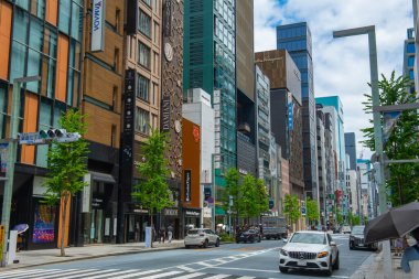 Ginza Dori Caddesi 'nde, Chuo, Tokyo, Japonya' nın Ginza Seven semtinde lüks bir alışveriş markası.. 