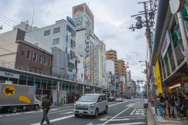 Nipponbashi Bulvarı 'ndaki Sakai Suji Bulvarı' ndaki modern ticari binalar Nipponbashi Bölgesi, Naniwa bölgesi, Osaka şehri, Japonya. 