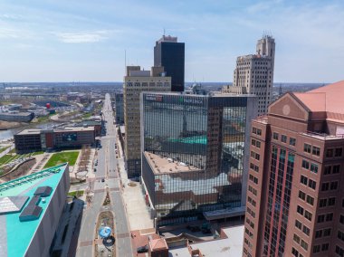 Toledo modern şehir gökyüzü manzarası Summit Caddesi 'ndeki Maumee Nehri, Toledo şehri, Ohio OH, ABD. 