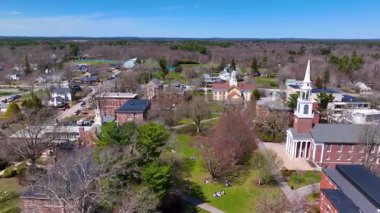 Wheaton Koleji havacılık manzarası, Bristol County, Massachusetts MA, ABD 'deki tarihi şehir merkezi Norton' daki Cole Memorial Chapel 'i de kapsıyor.. 