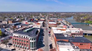 Tarihi Monroe, Michigan MI, ABD 'de E Elm Bulvarı üzerinde tarihi yerleşim yerleri manzarası. 