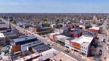 Martin Luther King köprüsü River Raisin üzerinde ve tarihi binalar üzerinde E Elm Bulvarı üzerinde tarihi Monroe, Michigan MI, ABD. 