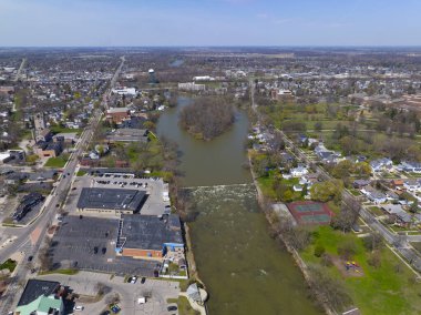 River Raisin hava görüntüsü tarihi Monroe şehir merkezinde, Michigan MI, ABD. 