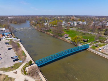 Martin Luther King Footbridge hava görüntüsü River Raisin üzerinde tarihi Monroe şehir merkezinde, Michigan MI, ABD. 