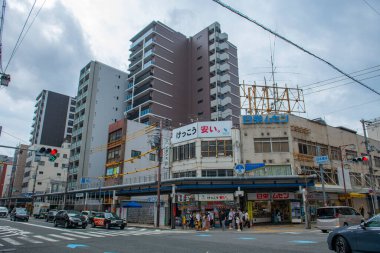Japonya 'nın Osaka şehrindeki Naniwa bölgesinde, Nipponbashi Bölgesi, Nipponbashi 4' teki Sakai Suji Caddesi 'ndeki modern ticari binalar.. 