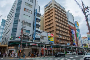Japonya 'nın Osaka şehrindeki Naniwa bölgesinde, Nipponbashi Bölgesi, Nipponbashi 4' teki Sakai Suji Caddesi 'ndeki modern ticari binalar.. 