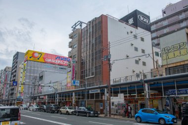 Japonya 'nın Osaka şehrinde, Naniwa bölgesindeki Nipponbashi Bölgesi, Nipponbashi 5' teki Sakai Suji Bulvarı 'ndaki modern ticari binalar.. 
