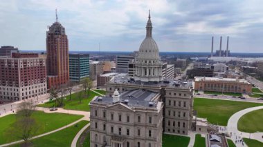 Michigan Eyalet Meclisi, Michigan Eyaleti 'nin 100 N Capitol Bulvarı, Lansing, Michigan MI, ABD' deki yasama hükümetidir.. 