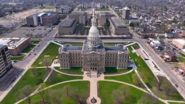 Michigan Eyalet Meclisi, Michigan Eyaleti 'nin 100 N Capitol Bulvarı, Lansing, Michigan MI, ABD' deki yasama hükümetidir.. 