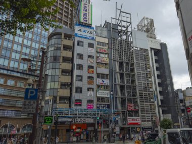 Kobe 'nin Chuo Ward bölgesindeki Sannomiya Kuzey kavşağındaki modern ticari binalar, Hyogo Bölgesi, Japonya. 