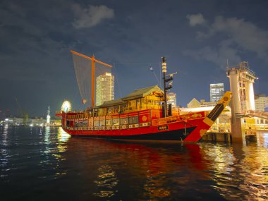 Kobe Körfezi Cruise Gozabune Atakemaru, Japonya 'nın Hyogo Eyaleti' nin Kobe bölgesindeki Chuo Ward limanına gece yanaşan antik bir yolcu gemisidir.. 