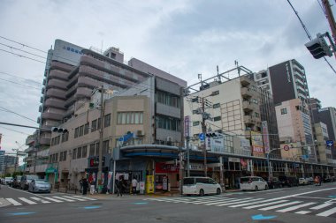 Japonya 'nın Osaka şehrinde, Naniwa bölgesindeki Nipponbashi Bölgesi, Nipponbashi 5' teki Sakai Suji Bulvarı 'ndaki modern ticari binalar.. 