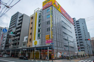 Japonya 'nın Osaka şehrinde, Naniwa bölgesindeki Nipponbashi Bölgesi, Nipponbashi 5' teki Sakai Suji Bulvarı 'ndaki modern ticari binalar.. 